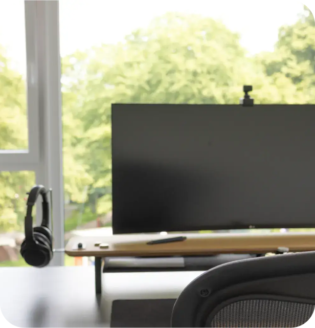 Moderner Arbeitsplatz mit ergonomischem Stuhl und höhenverstellbarem Schreibtisch